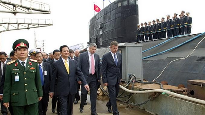 Thủ tướng Việt Nam Nguyễn Tấn Dũng thăm quan tàu ngầm Hà Nội trong chuyến thăm Nga gần đây.